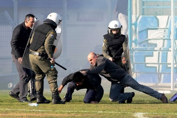 Τα βίντεο της σύγκρουσης των οπαδών στο Αιγάλεω