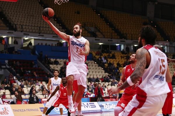 Ολυμπιακός: Έφτυσε... αίμα (photos)