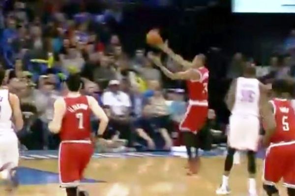 Η γκάφα του Γιάννη Αντετοκούνμπο- «Ελουσε» με μπύρα φίλαθλο (βίντεο)