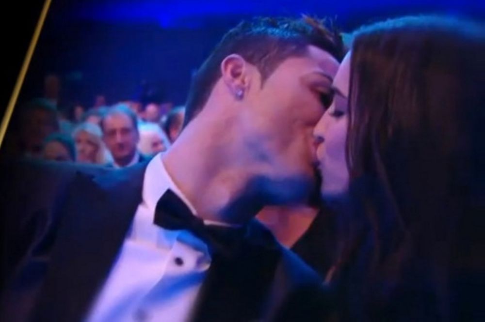 Χρυσή Μπάλα: Το… καυτό φιλί του Ρονάλντο στην Ιρίνα Σάικ (video)