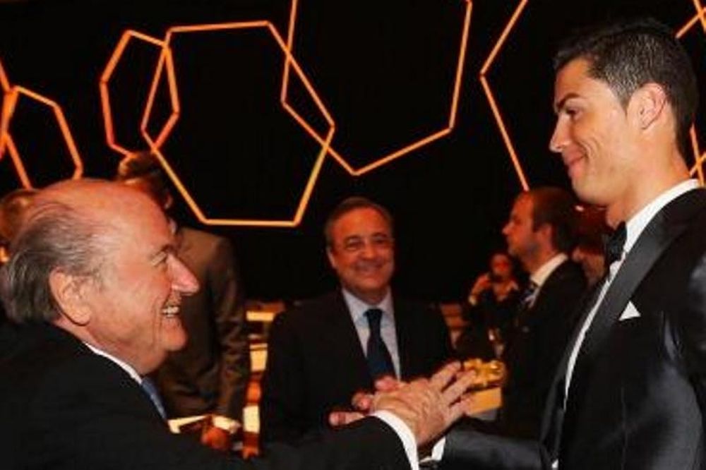 Χρυσή Μπάλα: Η χειραψία Ρονάλντο - Μπλάτερ (photo)