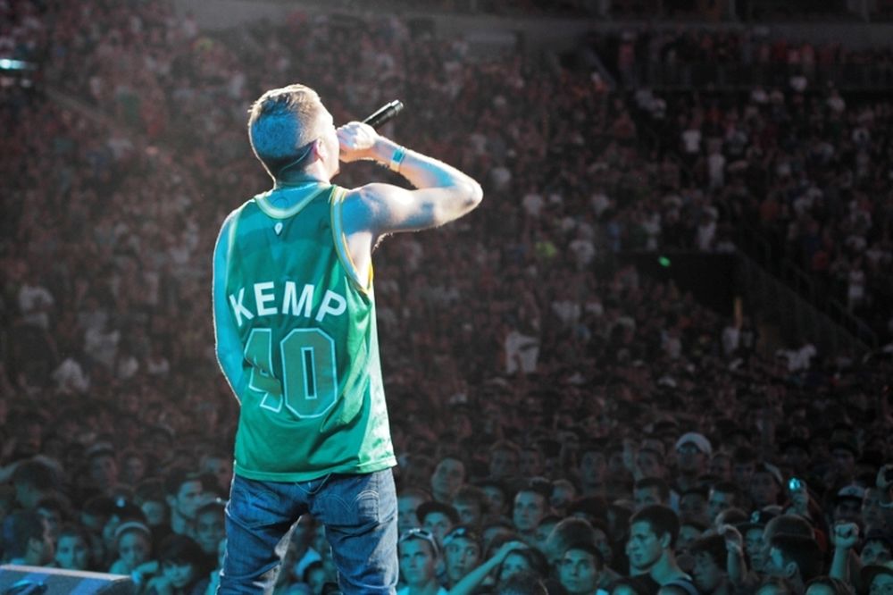 Ο Macklemore και οι… φανέλες του (photos+videos)