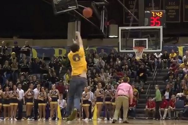 NCAA: Σκόραρε από το κέντρο και κέρδισε… (video)