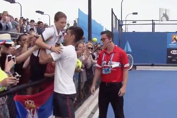 Australian Open: Προπόνηση με... οπαδούς ο Τζόκοβιτς (video)