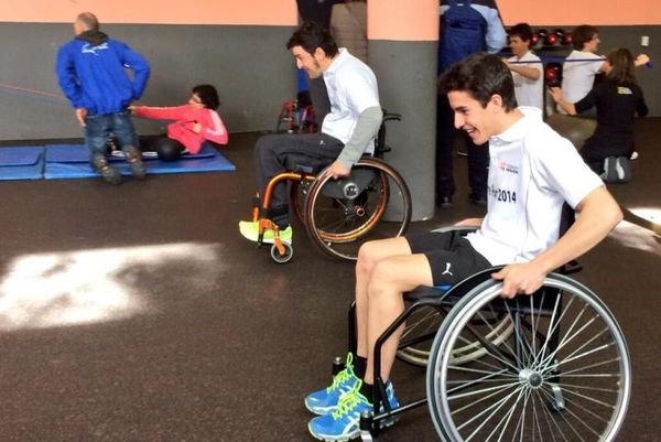 Moto GP: Βοήθησε ανθρώπους με αναπηρία ο Μάρκεζ (video)