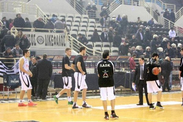 ΠΑΟΚ - Άρης: Διακοπή κι εκκένωση στην Πυλαία