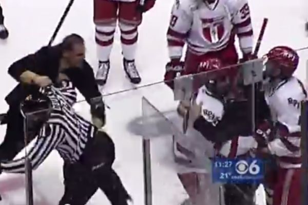 Χόκεϊ επί πάγου: Ξύλο και στο κολέγιο (video)