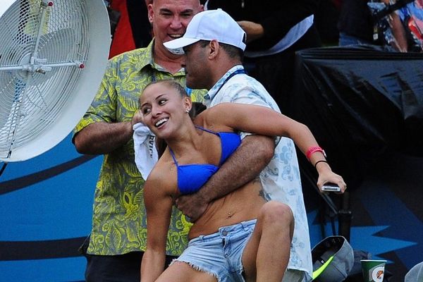 Εισβολή με... μπικίνι στο γήπεδο (video)