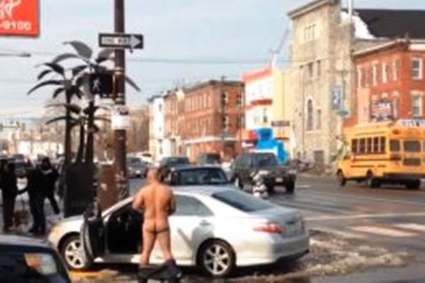 Τράκαρε και… φτιάχτηκε! (video)