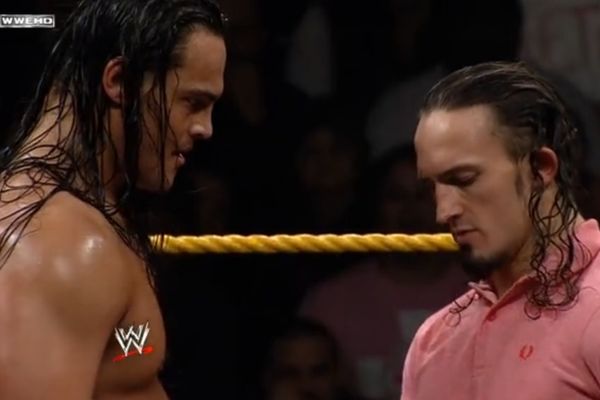 ΝΧΤ: Υπέγραψαν συμβόλαιο Dallas και Neville (video)