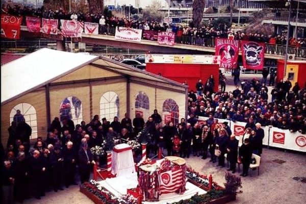 Ολυμπιακός: «Αδέλφια ζείτε, εσείς μας οδηγείτε»