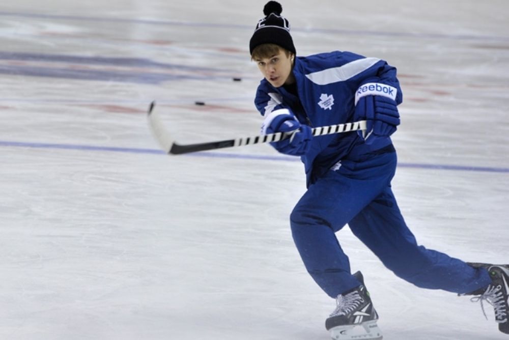 Δείτε τον Τζάστιν Μπίμπερ να παίζει ice hockey και θα «πεθάνετε» στα γέλια! (video)