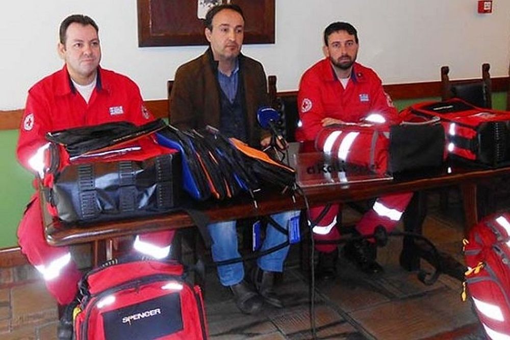 Πλατανιάς: Έδωσε εξοπλισμό στους Εθελοντές Σαμαρείτες