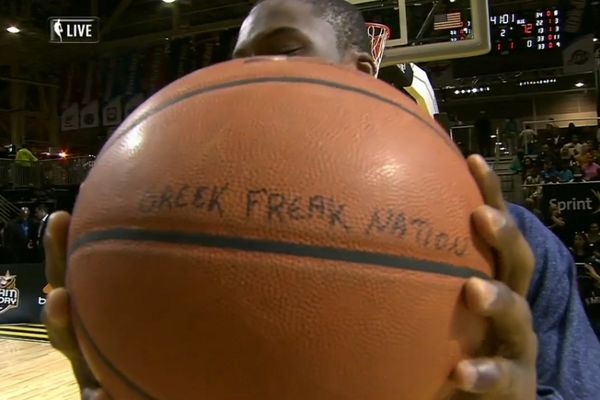 Αντετοκούμπο: «Όλοι μαζί για την Greek Freak Nation» (video)