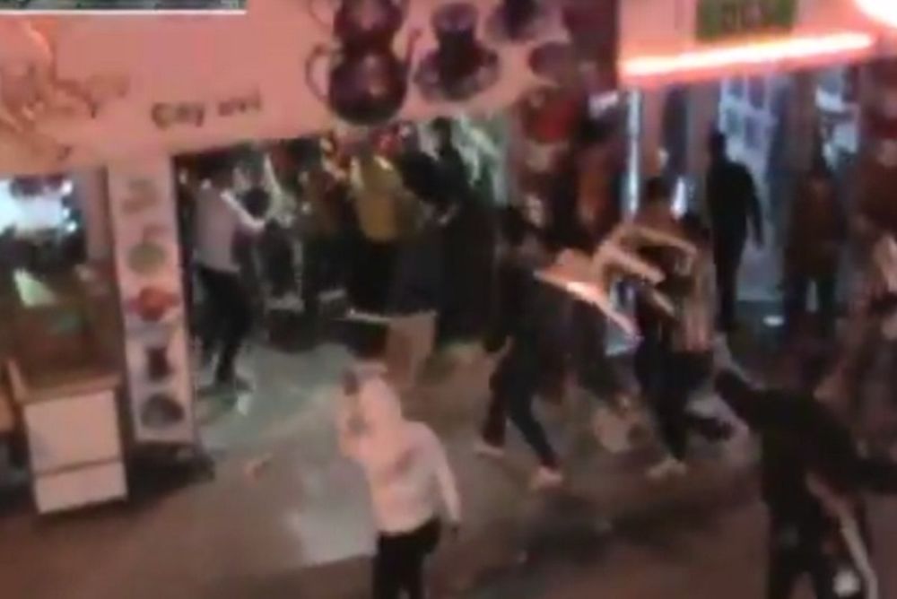 Γαλατάσαραϊ - Μπεσίκτας: Τρελός... καρεκλοπόλεμος στην Πόλη! (video)