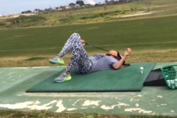 Σέξι Αμερικανίδα επιθετικός «σωριάστηκε» παίζοντας γκολφ! (videos)