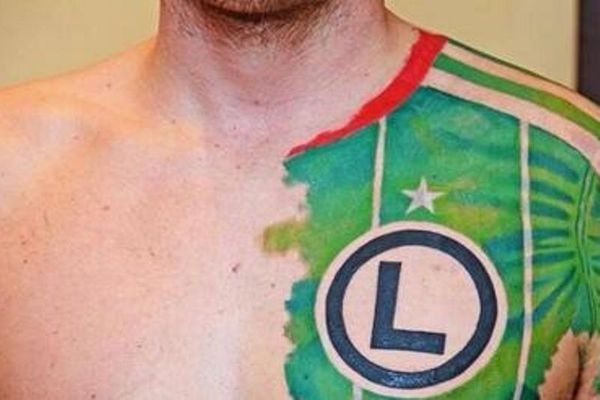 Πολωνία: Οπαδός έκανε τατουάζ τη... φανέλα της ομάδας του! (photo)