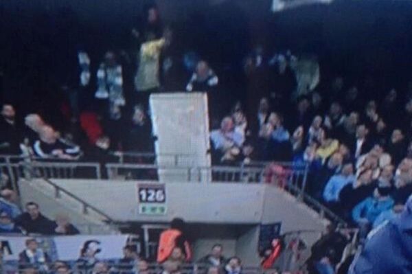 Μάντσεστερ Σίτι: Οπαδός έτοιμος να πετάξει... πόρτα! (photos)