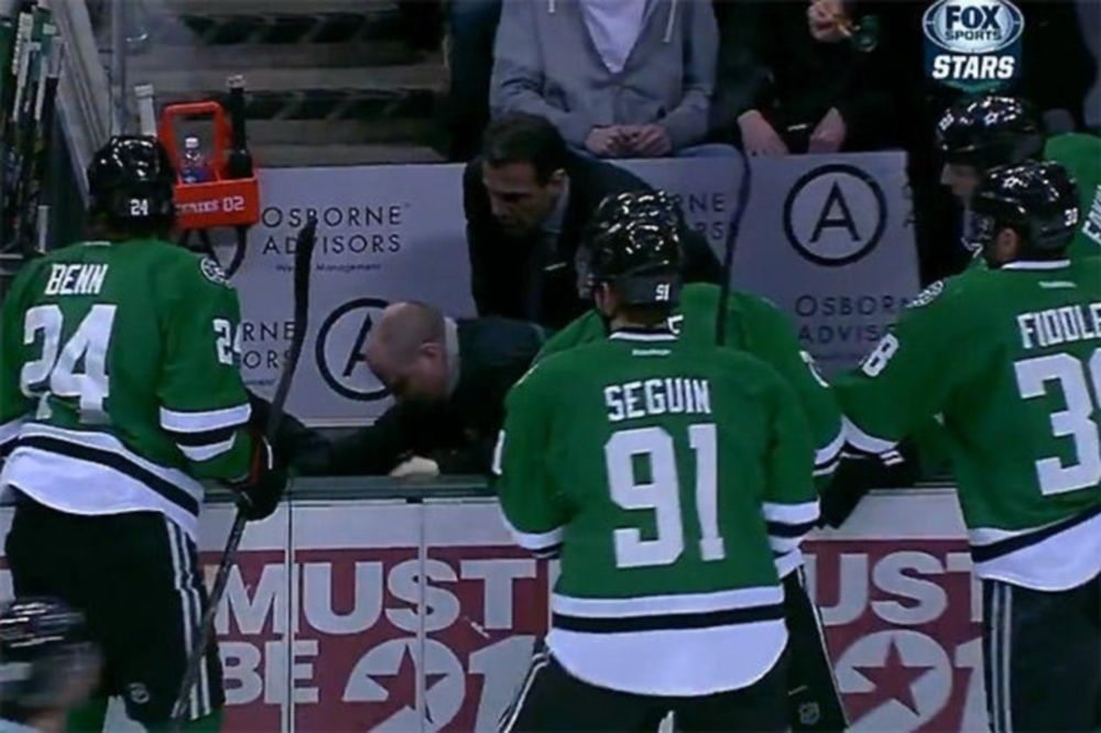 NHL: Κατέρρευσε παίκτης στον πάγκο (videos)