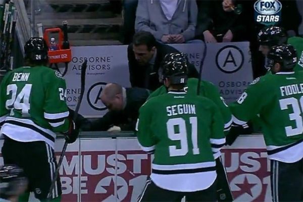 NHL: Κατέρρευσε παίκτης στον πάγκο (videos)