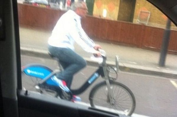 Φούλαμ: Να γιατί ο Μάγκατ κάνει ποδήλατο στο Λονδίνο! (photos+video)