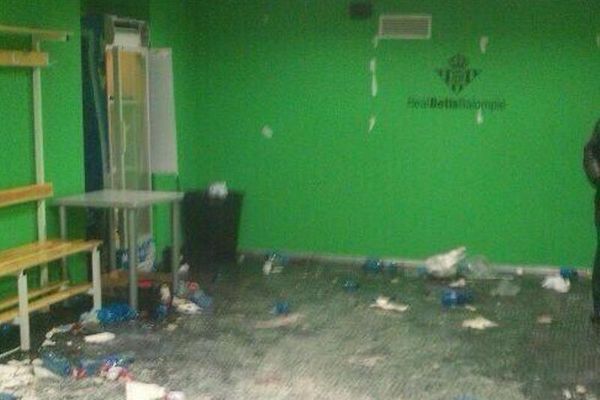 Σεβίλλη: Το... λαμπόγυαλο στα αποδυτήρια (photos+video)