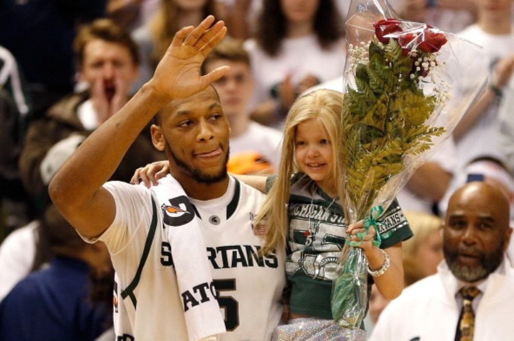 NCAA: Η δυνατή φιλία παίκτη του Μίσιγκαν με 8χρονη με καρκίνο (videos)