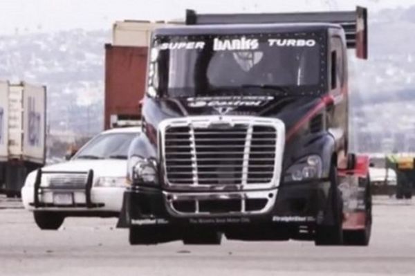 Φορτηγό με 2.400 άλογα δεν ισιώνει ποτέ (video)