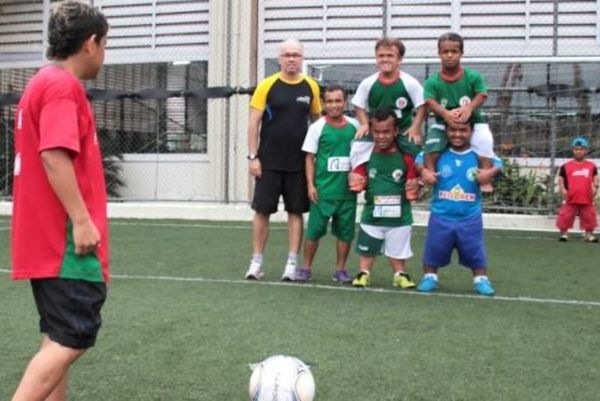 Βραζιλία: Ποδοσφαιριστές νάνοι νικούν «γίγαντες»! (photos+video)
