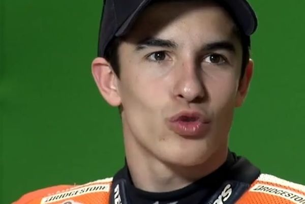 Moto GP: Τα... φιλιά του Μάρκεζ (video)
