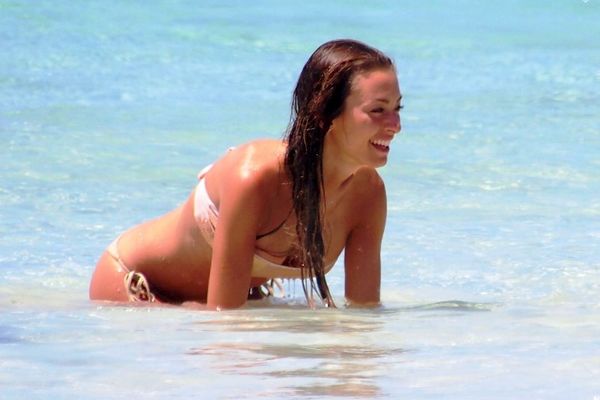Το σέξι μπάνιο της Αλέσια (photos+video)