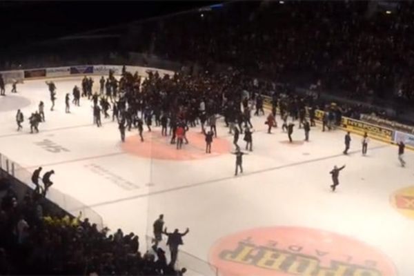 Χόκεϊ επί πάγου: Τρελάθηκαν οι φίλοι της Τζουγκάρντεν (videos)