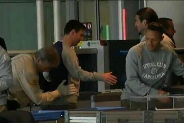 Μπαρτσελόνα: Ο σωματικός έλεγχος... χάδι στον Μέσι (video)