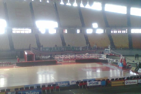 Ολυμπιακός: Δίχτυ και πανό στο ΣΕΦ (photos)