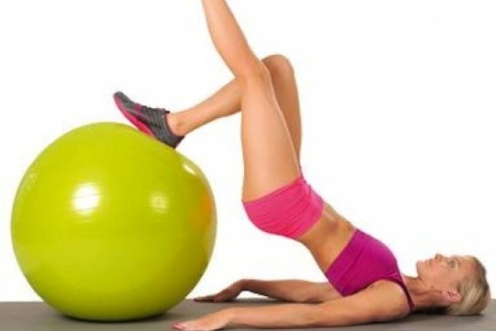 To 20λεπτο πρόγραμμα με fitness ball για το τέλειο σώμα