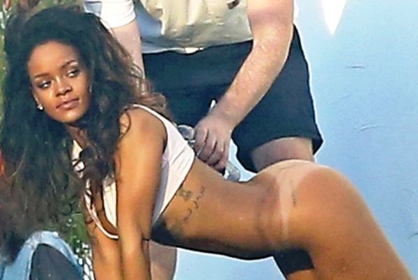 Η Ριάνα γυμνή! (photos+video)