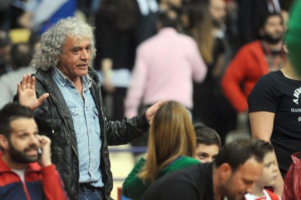 Η παρατήρηση… Τσουκαλά στη Μπαλατσινού, για την πράσινη ζακέτα (photos)