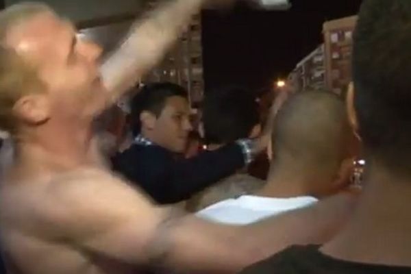 Βαλένθια: Τσιτσιδώθηκαν σε μπαλκόνι για τους οπαδούς (video)
