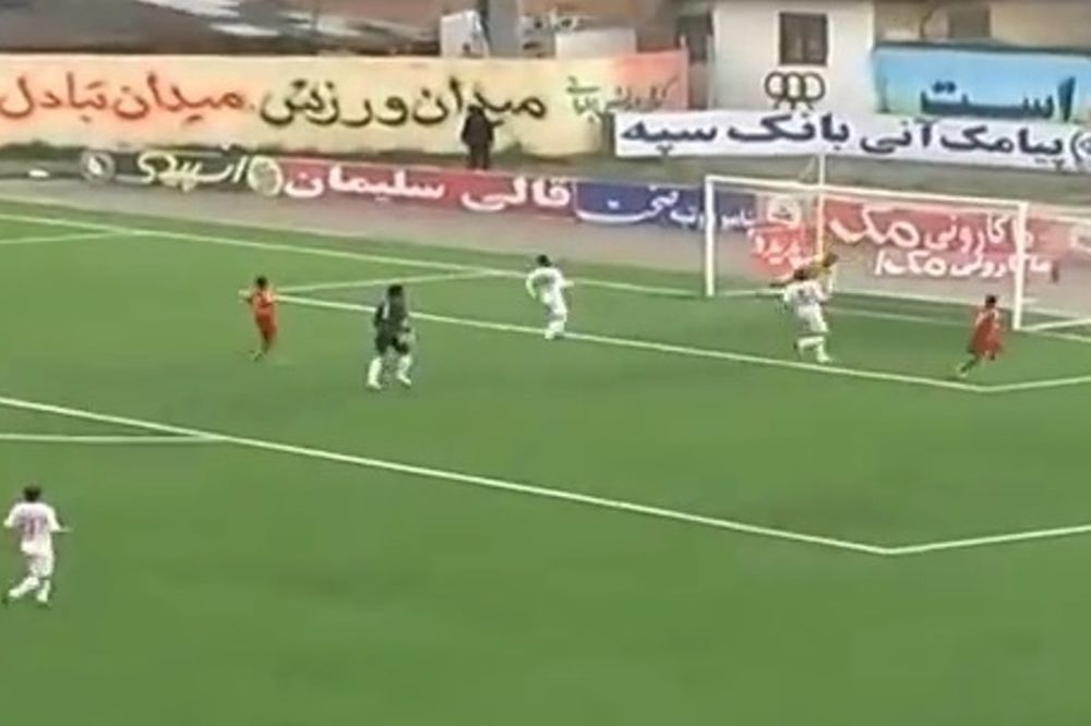 Ιράν: Αναπληρωματικός μπήκε μέσα και αποσόβησε σίγουρο γκολ! (video)