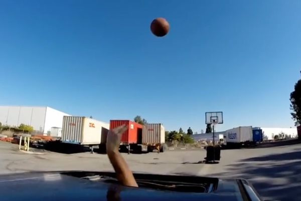 Μπάσκετ: Ντριμπλάρει και σκοράρει... οδηγώντας αυτοκίνητο! (video)