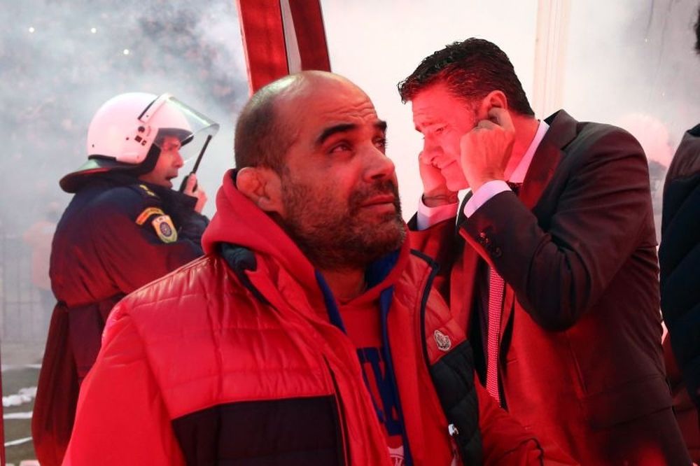 ΠΑΟΚ-Ολυμπιακός: Καπνογόνο στον «ερυθρόλευκο» πάγκο! (Photos)