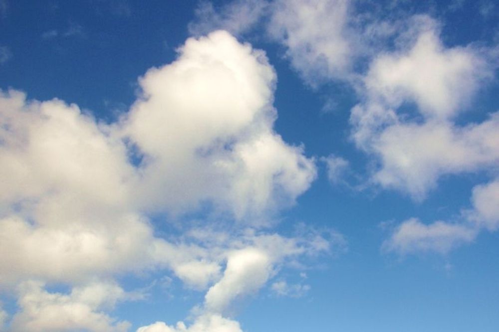 Προσοχή! Πέφτει κόσμος από τα σύννεφα…