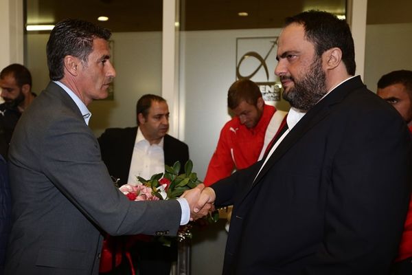 Ολυμπιακός: Η υποδοχή Μαρινάκη στην αποστολή (photos+video)