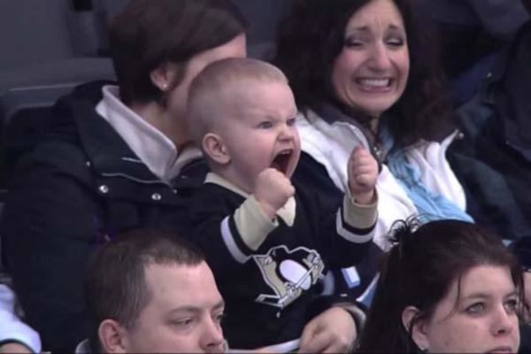 NHL: O μικρότερος… μεγάλος οπαδός των Πένγκουινς (GIF+video)