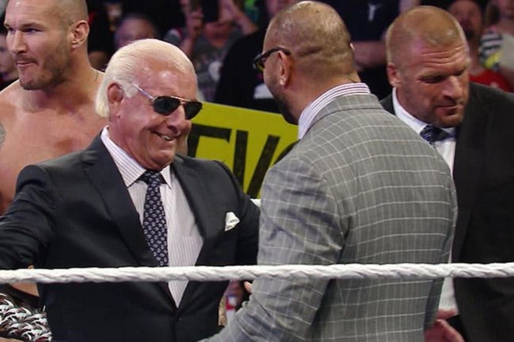 Raw: Στο πλευρό των Shield o Ric Flair (photos+videos)