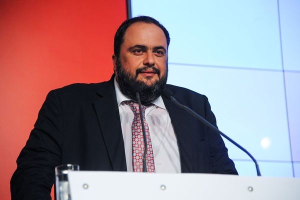 Ολυμπιακός: Ο Μαρινάκης βραβεύει τα κορίτσια του πόλο