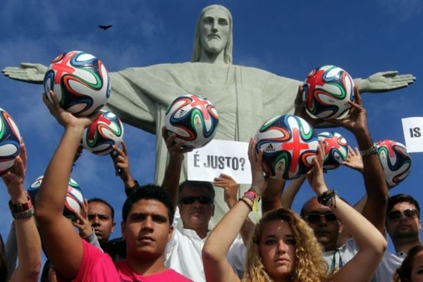 Παγκόσμιο Κύπελλο: Διαδήλωση στον «Χριστό Λυτρωτή» (photos)