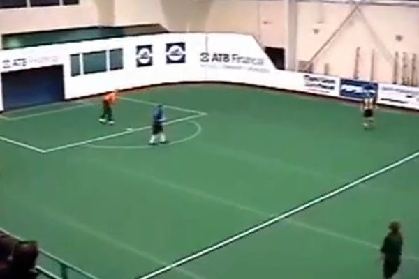 Τερματοφύλακας πέταξε την μπάλα σε κεφάλι και... μπήκε γκολ! (video)