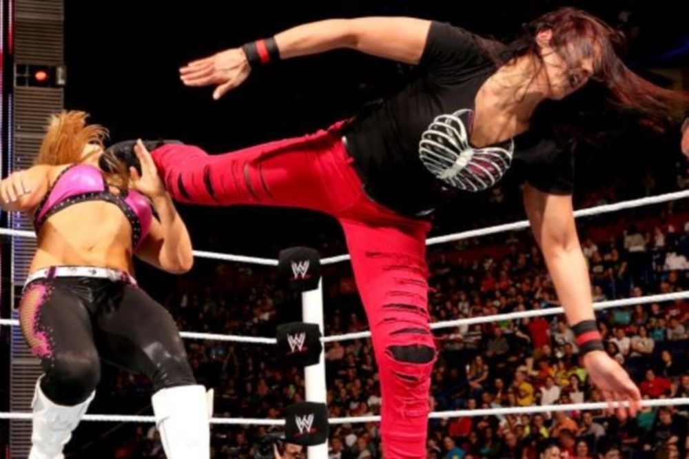 Superstars: Επίδειξη δύναμης από Tamina (photos+videos)