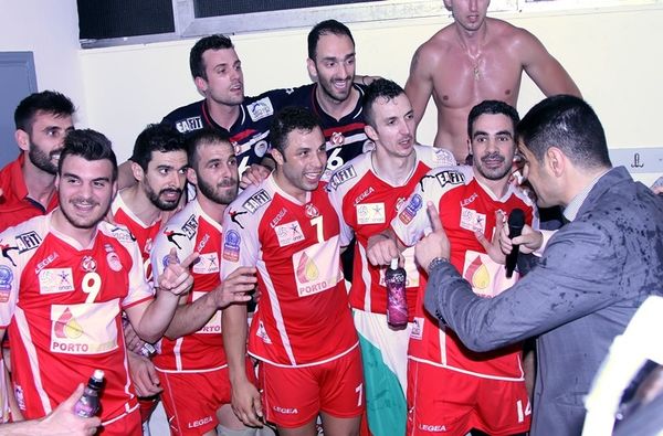 Ολυμπιακός: Μπουγέλο στα αποδυτήρια (photos)